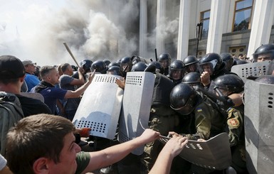 Прокуратура: по массовым беспорядкам возле Рады допрошены более 50 свидетелей и назначены около 9 экспертиз