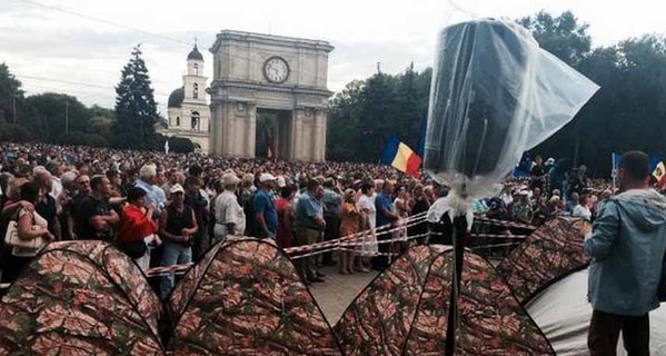 В  центре Кишинева появился палаточный городок