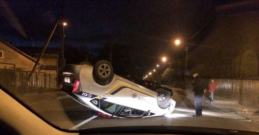 Во Львове автомобиль полиции врезался в бордюр и 