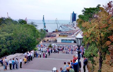 Одесситы от мала до велика совершили забег вверх по Потемкинской лестнице