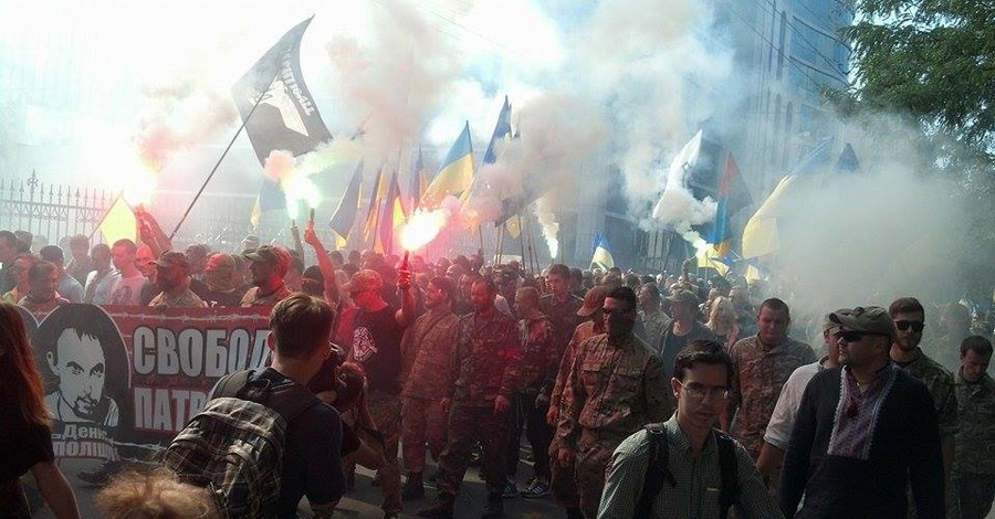 В Одессе на марше зажгли дымовые шашки 