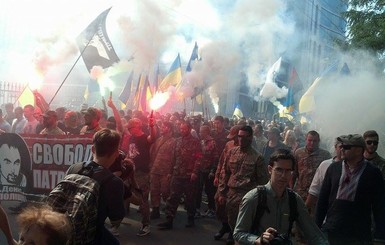 В Одессе на марше зажгли дымовые шашки 