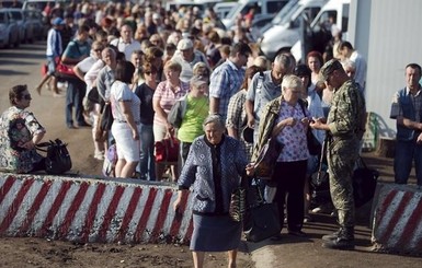 В очереди на рынок на блокпосту в зоне АТО  люди стоят по 6-8 часов