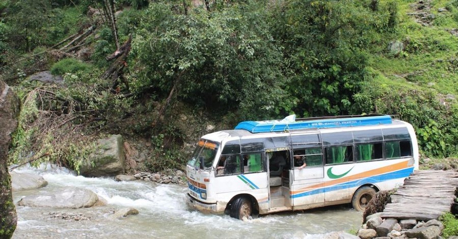 В Непале упал с обрыва автобус с пассажирами, погибли восемь человек