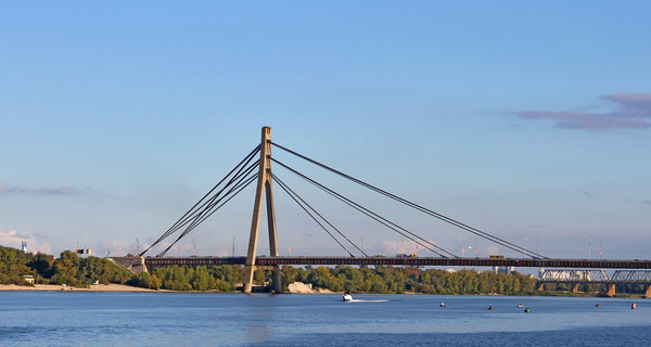 Подросток разбился, упав с недостроенного моста в Днепр 