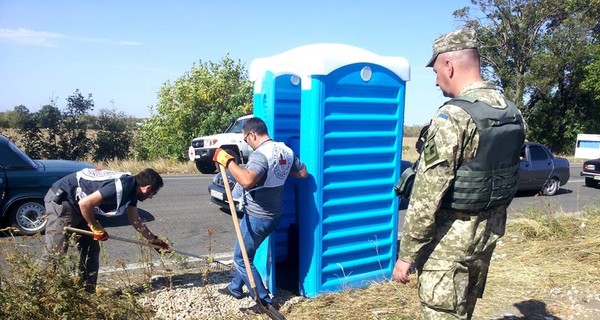 Вдоль трассы под Волновахой установили биотуалеты