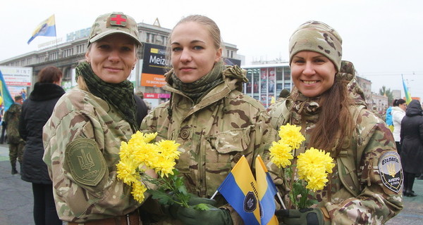 В Днепропетровске прохожие аплодировали Маршу героев