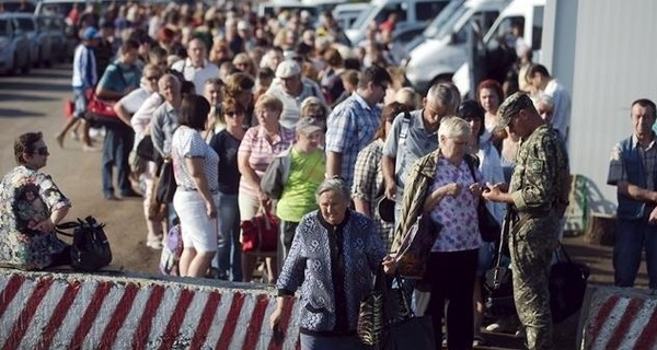 На блокпостах снова рекордные заторы: люди скандалят и перекрывают дорогу льготникам