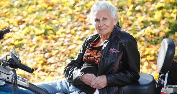 В США 90-летняя бабушка рассекает на шикарном 