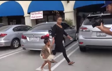 Двухлетняя дочь Ким Кардашьян накричала на папарацци