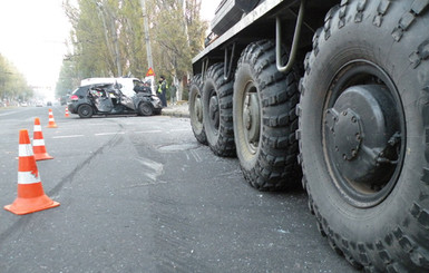 В Николаеве БТР протаранил легковушку, пострадала женщина