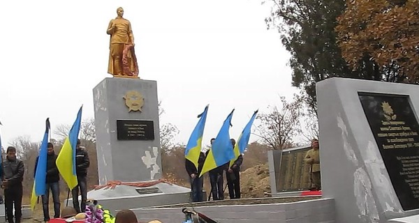 На груди медаль, под ногами - сотни отстрелянных гильз