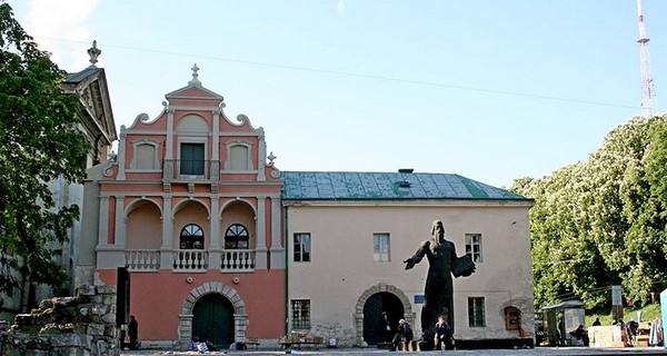 Львовян научат составлять родовое дерево до времен Адама и Евы 