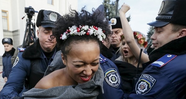 За акцию под Радой Femen могли получить по тысяче долларов