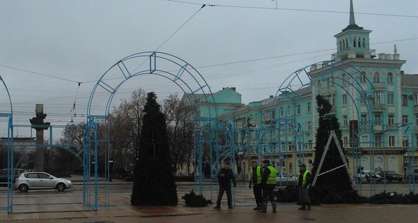 Луганск начали наряжать к Новому году