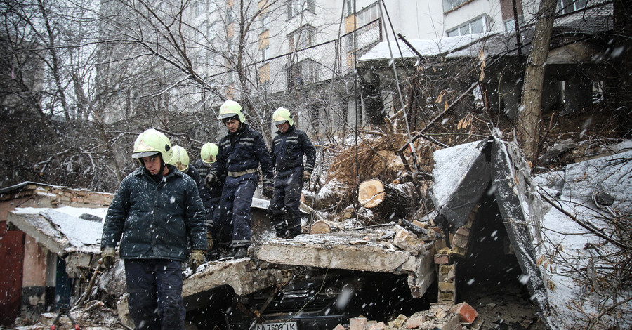 Жильцы сползающего в пропасть дома: 