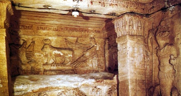 Жители египетской Александрии откопали у себя под домом древнюю гробницу