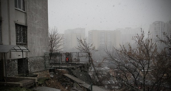 Киевляне из дома, висящего над пропастью, два дня сидели без воды