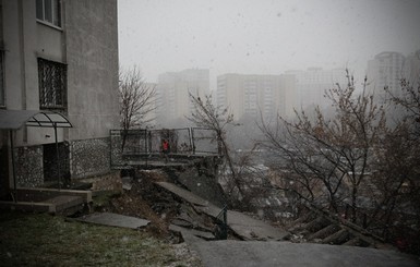 Киевляне из дома, висящего над пропастью, два дня сидели без воды