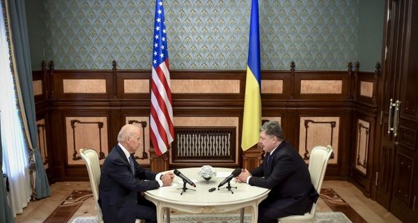 Байден обсудил с Порошенко украинские реформы, отношения с Россией и борьбу с ИГИЛ