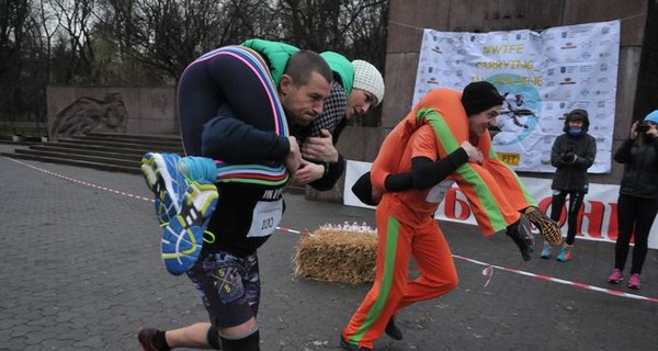 Во Львове мужья носили жен на руках