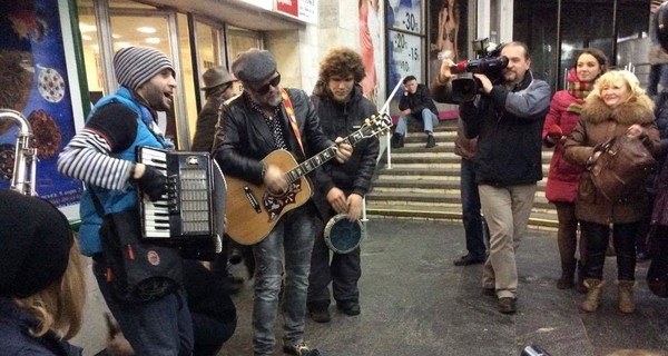 Гребенщиков снова спел в метро, на этот раз в киевском