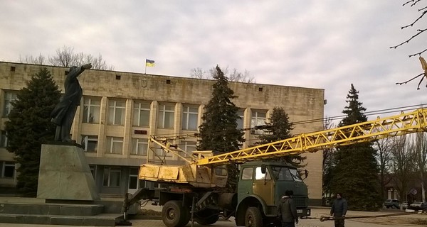 В Приморске памятник Ленину не смогли свалить даже двумя строительными кранами