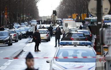 В Париже застрелили мужчину, атаковавшего полицейский участок
