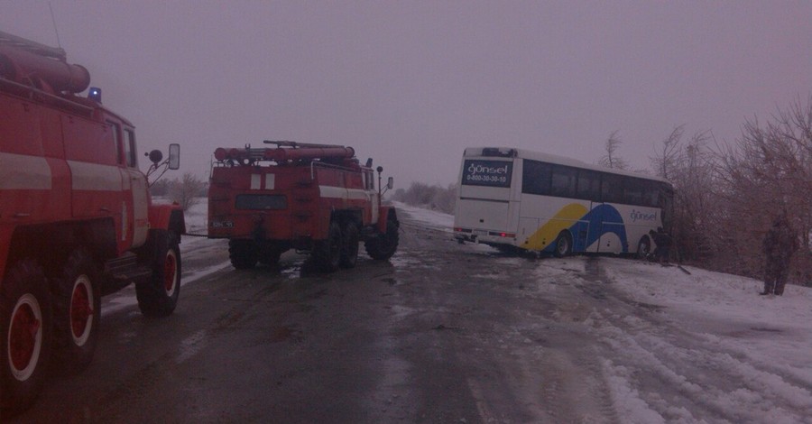 В Одесской области съехал с дороги автобус 