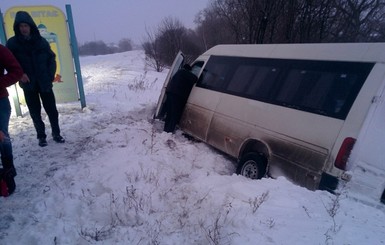 На запорожской трассе маршрутка с пассажирами вылетела в кювет – есть пострадавшие