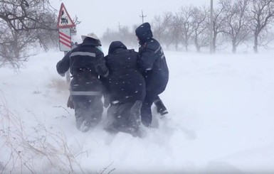 Под Одессой cпасали женщину, отправившуюся пешком за 30 км, чтобы окунуться на Крещение