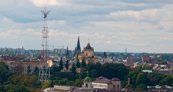 Во Львове на Святоюрской горе демонтируют радиовышку