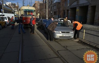 В Киеве пассажиры стаскивали с рельс автомобиль, преградивший дорогу трамваю