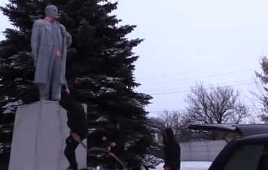 В Харьковской области снесли еще один памятник Ленину