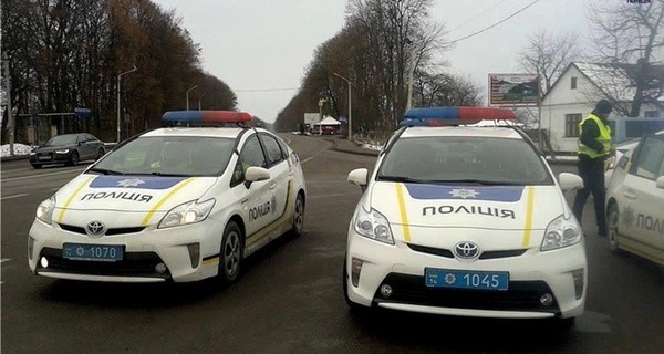 Очевидец: в Киеве полицейские эвакуировали прокурорские автомобили