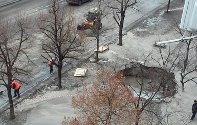 Взрыв трубы в Киеве образовал 