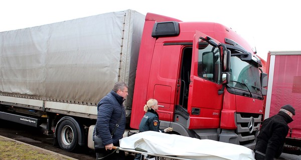 Российский дальнобойщик повесился из-за закрытой границы Польши 