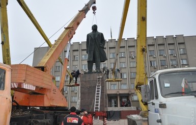 В Измаиле повалили самого большого Ленина Одещины 