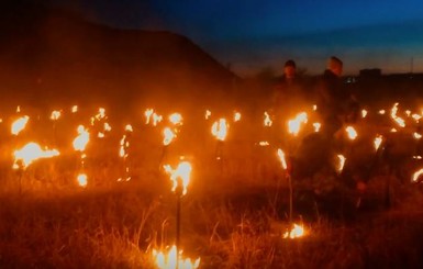 В Красноармейске факелами выложили надпись 