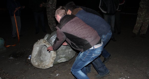 На Николаевщине активисты снесли памятник Петровскому