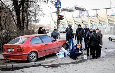 В Запорожье на перекрестке вытащили из автомобиля миллион