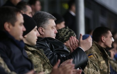 Порошенко пришел с военными на матч 