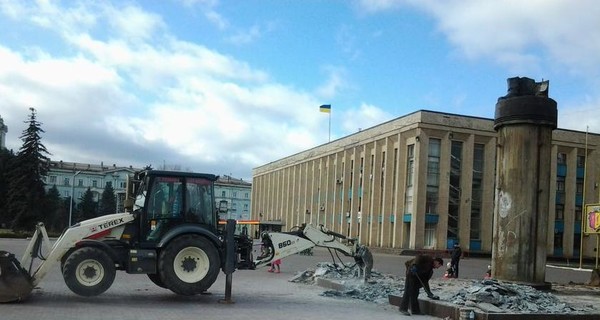 В Днепродзержинске ноги поваленного железного Феликса 