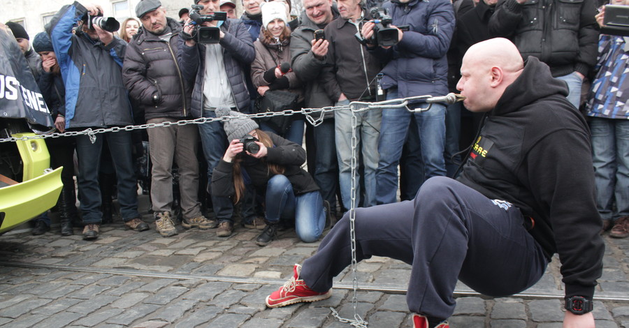 Во Львове врач-педиатр протянул 38-тонный трамвай зубами на 14 метров