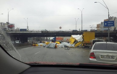 ДТП в Киеве: из фуры выпали деревянные балки