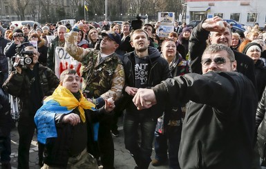 Посольство РФ в Киеве забросали яйцами