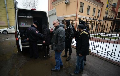 В  Санкт-Петербурге  консульство Украины забросали яйцами и файерами