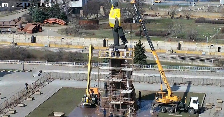 В Запорожье скульптурам у подножия Ленина 