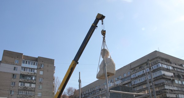 В Днепропетровске снесли последнего коммуниста