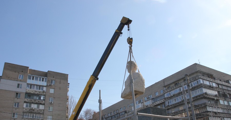 В Днепропетровске снесли последнего коммуниста